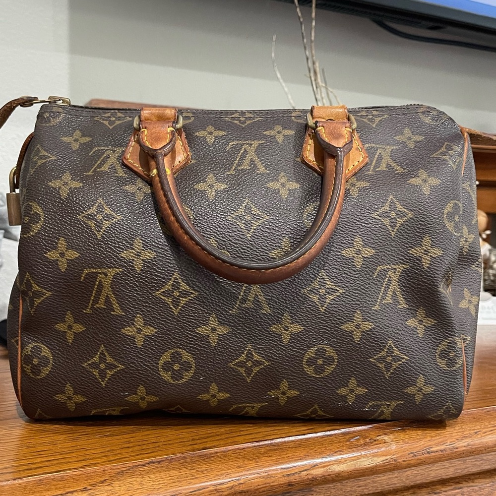 ⭐️AUTHENTIC⭐️ LV Speedy 25 w/insert